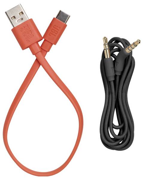 Egy piros USB-C - USB-A kábel és egy fekete 3,5 mm-es audiokábel egymás mellé helyezve, csatlakozóik láthatók.