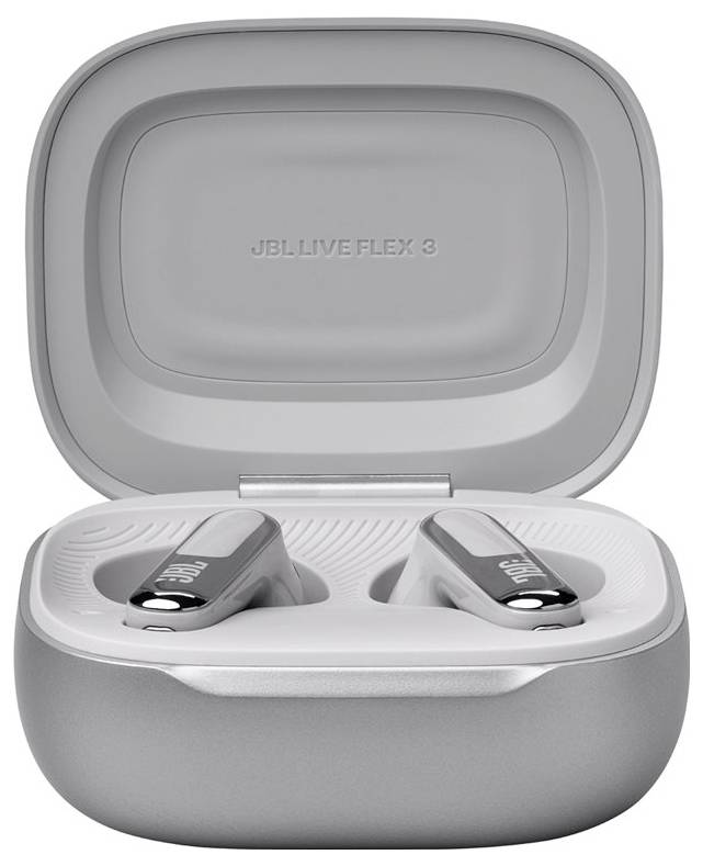 Ezüst vezeték nélküli fülhallgató nyitott szürke töltőtokjában, amelyen a 'JBL Live Flex 3' felirat látható.