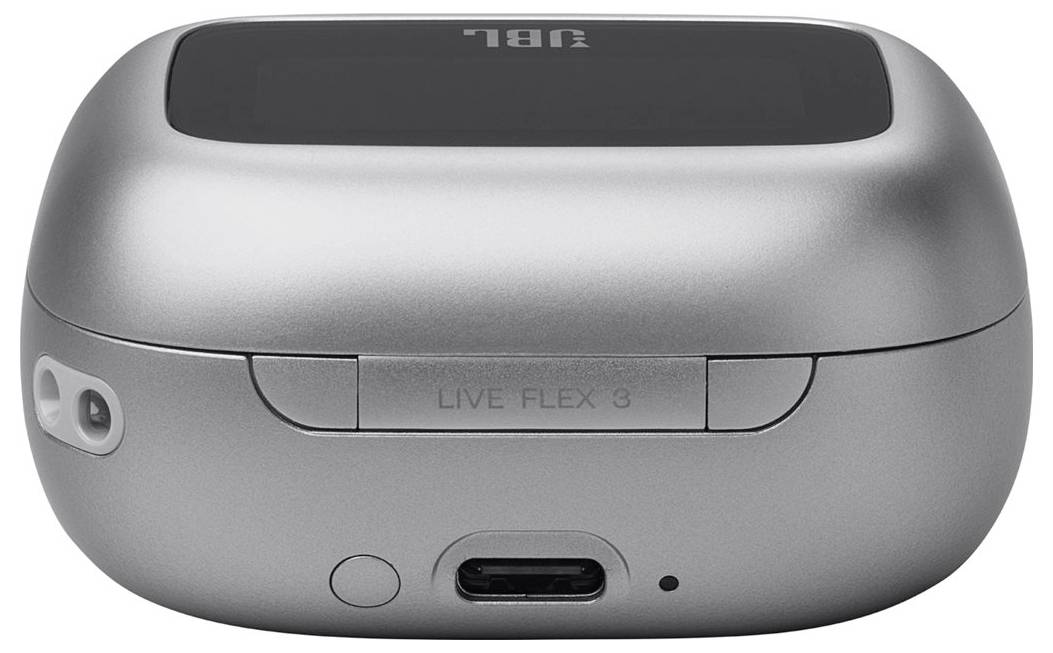 Egy ezüstszínű JBL Live Flex 3 töltőtok látható, amely rendelkezik egy USB-C porttal és egy kisméretű kerek gombbal, amely valószínűleg a Bluetooth párosításhoz használható.