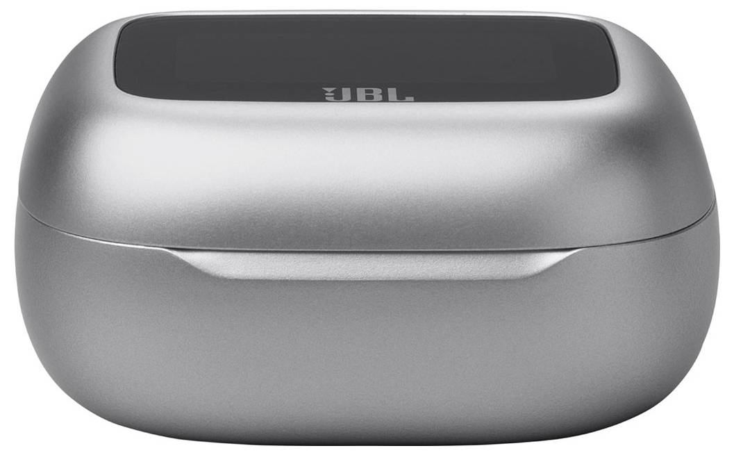 Egy zárt ezüst töltőtok JBL vezeték nélküli fülhallgatókhoz sima, lekerekített dizájnnal és a JBL logóval a tetején.