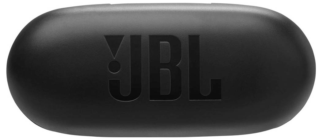 Egy téglalap alakú fekete JBL hordozható hangszóró felülnézetből, amelyen jól láthatóan szerepel a JBL logó a felületén.