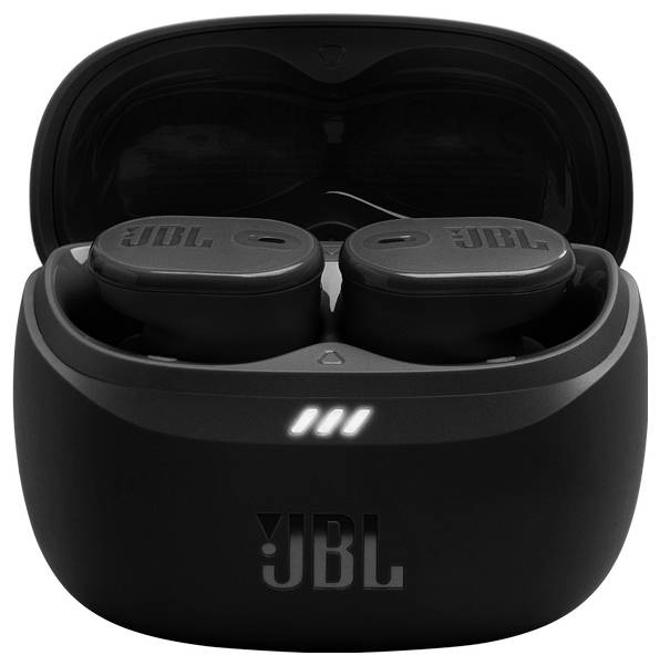 Egy fekete vezeték nélküli fülhallgató pár, amelyet nyitott töltőtokjában helyeztek el, amelynek első oldalán a JBL márkalogó látható.