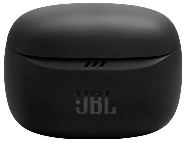 Egy fekete JBL fülhallgató töltőtok, zárva, az elején a JBL logóval, sima fehér háttér előtt.
