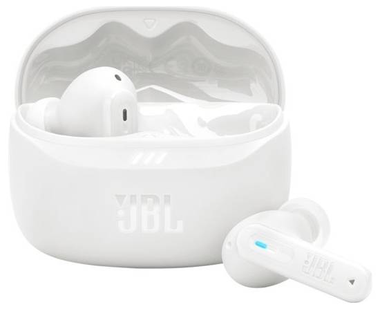 Fehér JBL vezeték nélküli fülhallgató töltőtokkal, nyitott állapotban, egy fülhallgató kívül, amely elegáns dizájnt és kompakt stílust mutat.