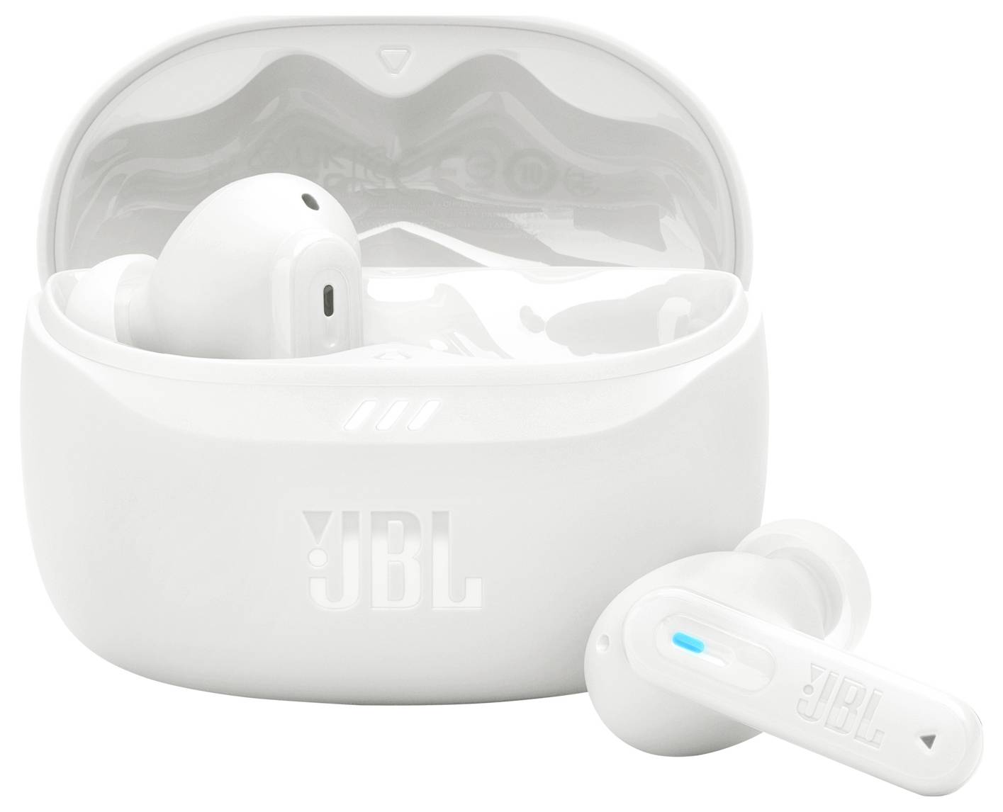 Fehér vezeték nélküli fülhallgatók egy nyitott töltőtokkal, JBL logóval ellátva.