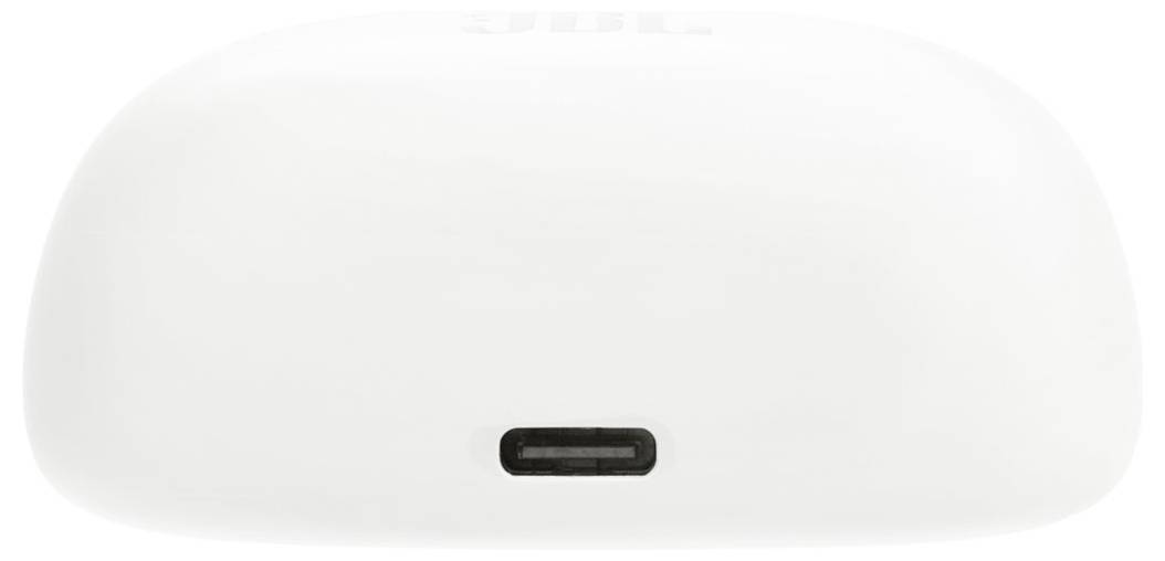 Egy fehér, kerek elektronikai eszköz USB-C töltőporttal az oldalán, olyan szögből nézve, amely a portot mutatja.