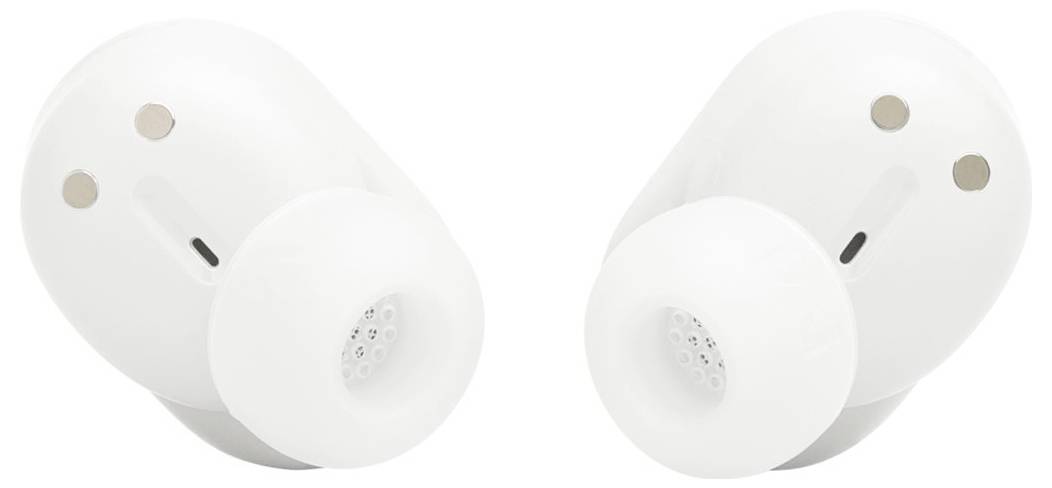 Két fehér, vezeték nélküli fülhallgató szilikon végekkel, elegáns, kerek kialakítással és kis fémjellegű érintkezőkkel a töltéshez.