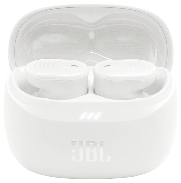 Fehér vezeték nélküli fülhallgatók nyitott töltőtokjukban, JBL márkajelzéssel.