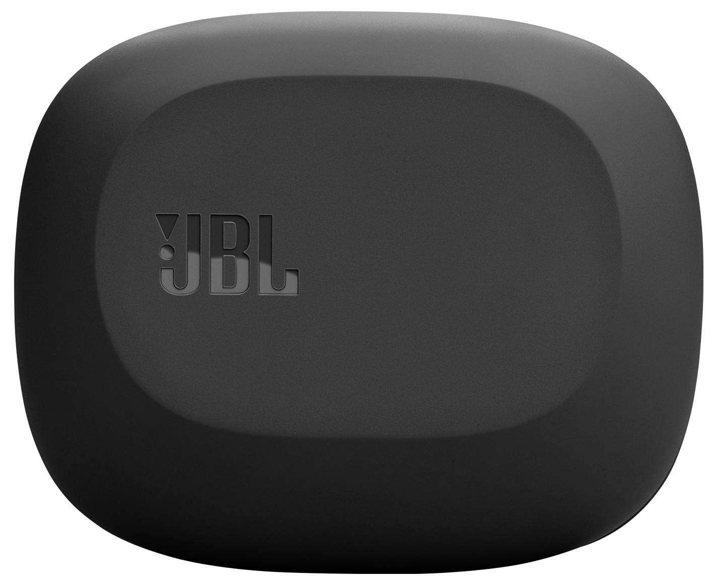 Fekete JBL töltőtok vezeték nélküli fülhallgatókhoz, felülnézeti perspektívában, kiemelve a JBL logót a fedél sima felületén.