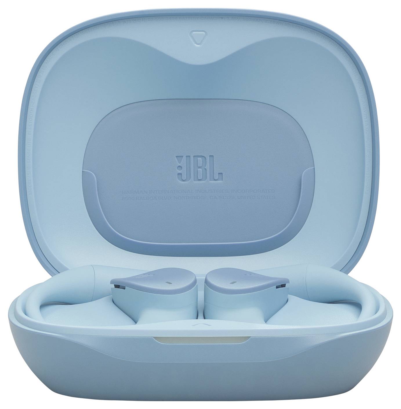 Kék vezeték nélküli fülhallgatók egy nyitott töltőtokba helyezve, amelynek belső fedelén a „JBL" logó látható.