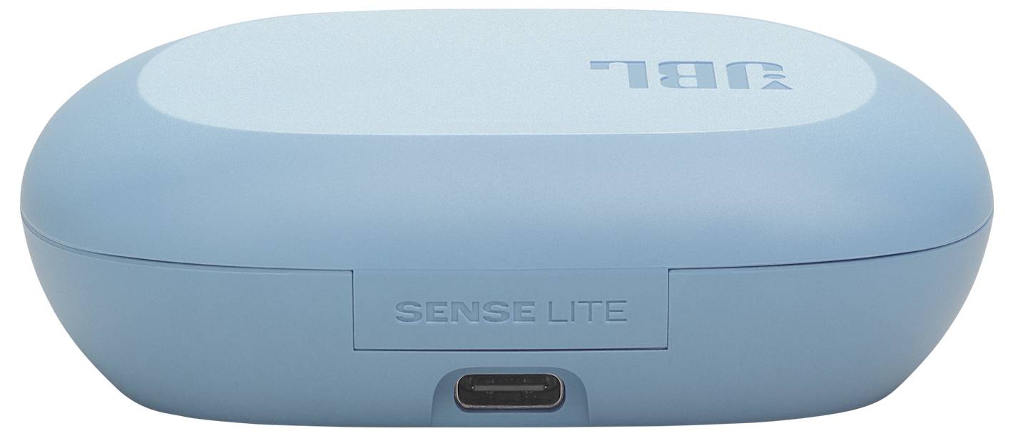 Egy kék színű 'JBL' márkájú vezeték nélküli fülhallgató töltőtok USB-C töltőcsatlakozóval, amelyen a 'SENSE LITE' felirat szerepel.