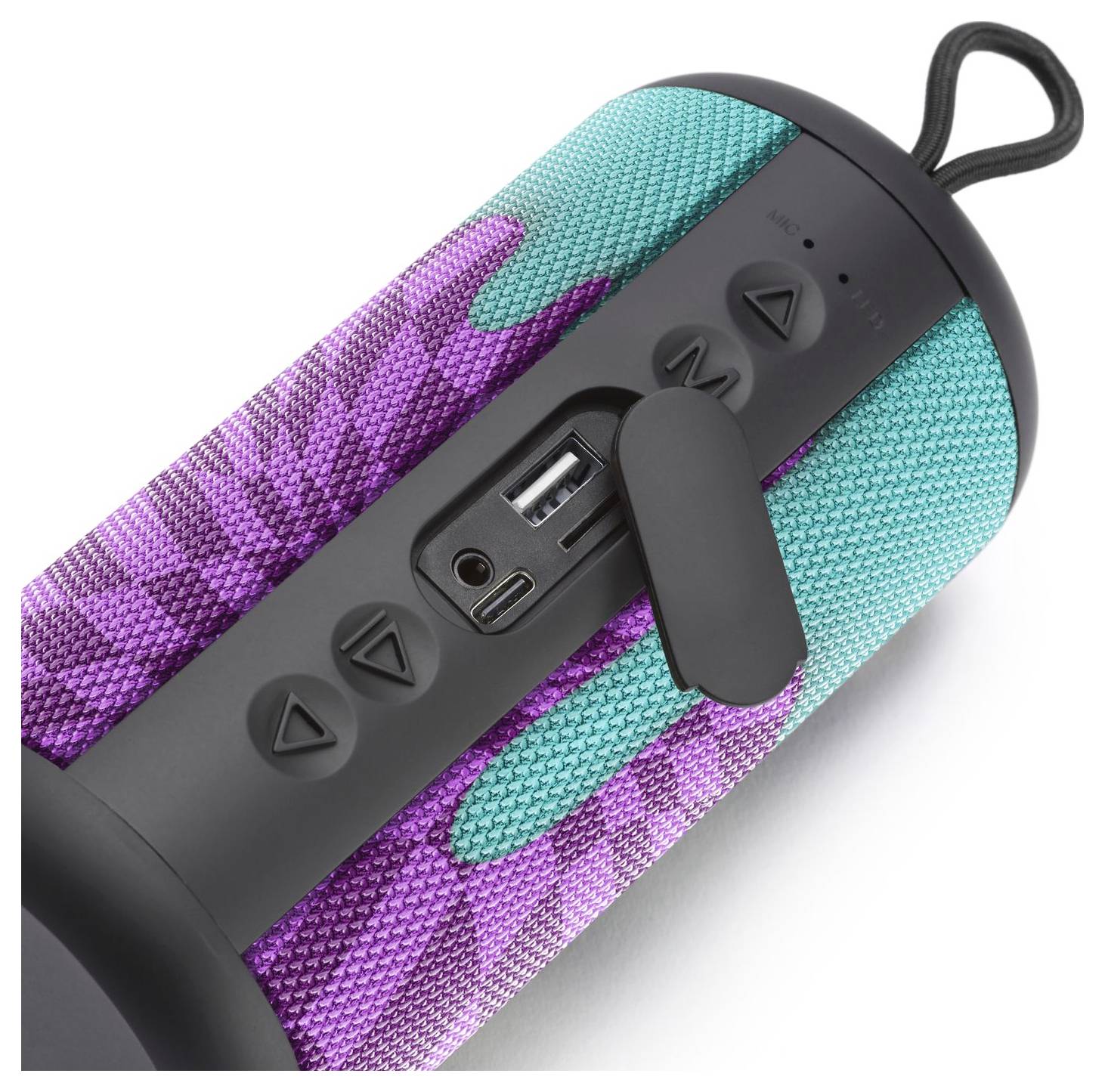 Egy hordozható Bluetooth hangszóró, rikító lila és tealzöld szövetborítással, amely vezérlőgombokat és töltőportokat mutat.