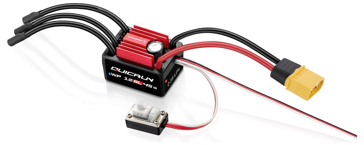 Elektronikus sebességszabályzó vezetékekkel és csatlakozókkal, „Quickrun 3.2 BL 45" címkével ellátva, elektromos motor sebességének szabályozására használva.