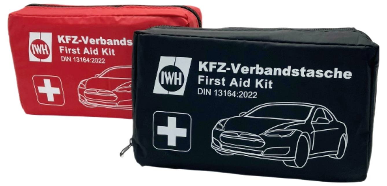Két elsősegély csomag autós ábrázolással. Az egyik piros, „KFZ Verbandskasten" felirattal, a másik fekete, „KFZ-Verbandstasche" felirattal.