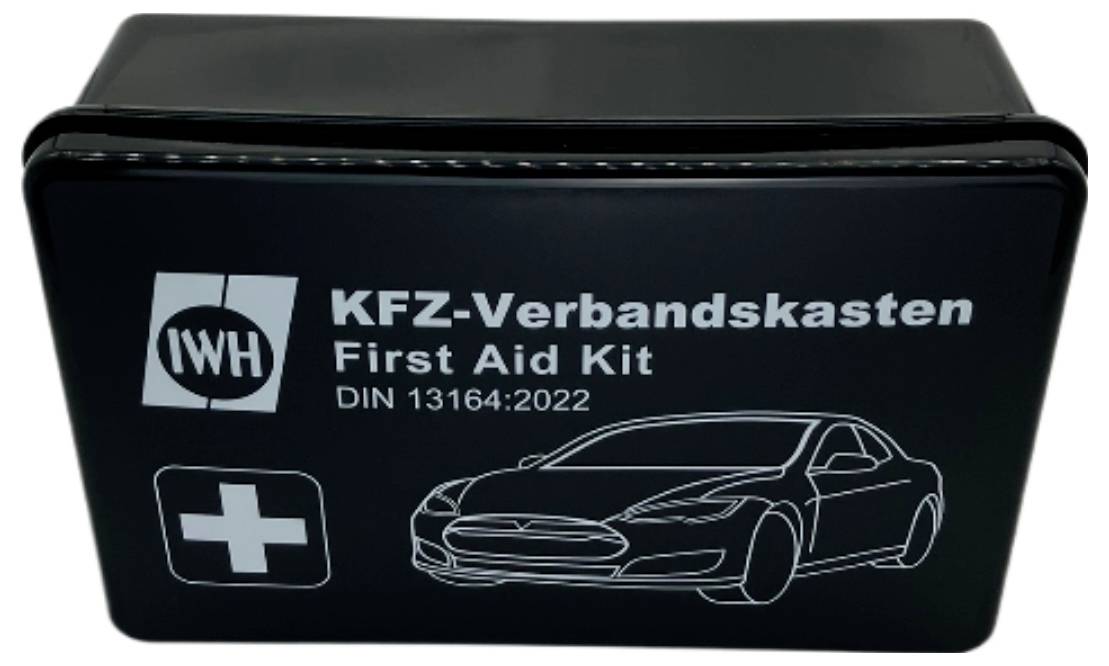 Elsősegély doboz piros kereszt ikonnal, gépjármű illusztráció, és a 'KFZ-Verbandskasten Elsősegély Doboz DIN 13164:2022' felirattal.