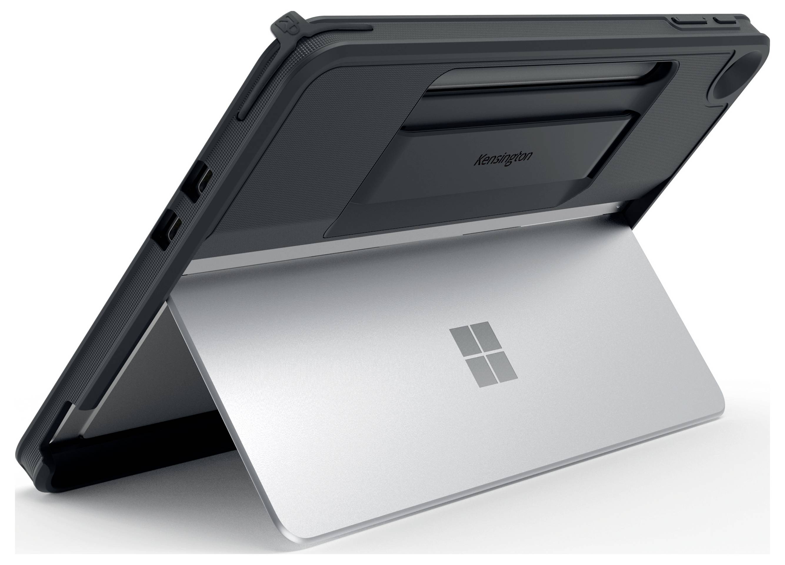 Egy tablet védőtokkal, amely egy állvánnyal rendelkezik, félig felállított helyzetben, amelyen látható a Microsoft logó az állványon.