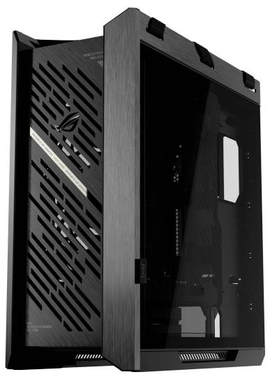 Egy karcsú, nyitott fekete számítógépház áttetsző oldalpanellel, üres belső térrel és elöl a hálós felületen egy vertikális márkajelzéssel.