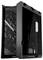 Egy karcsú, nyitott fekete számítógépház áttetsző oldalpanellel, üres belső térrel és elöl a hálós felületen egy vertikális márkajelzéssel.