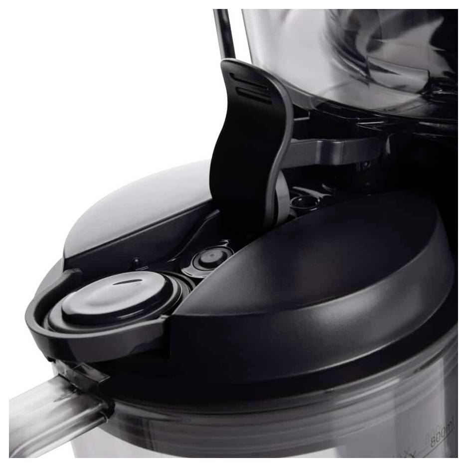 'Egy fekete turmixgép fedelének közelképe, nyitott kiöntőnyílással és fogantyúval, látható zárószerkezettel.'