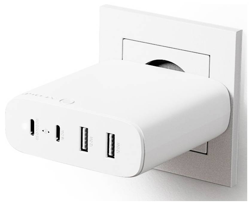 Egy fehér fali töltő, amely egy konnektorba dugva két USB-A és egy USB-C porttal rendelkezik, úgy tervezve, hogy több eszközt tudjon egyidejűleg tölteni.