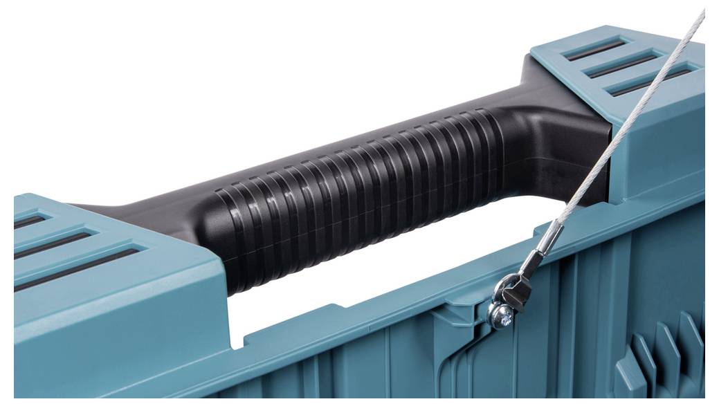 „Sötétzöld szerszámosdoboz fekete fogantyúval, félig nyitva, fém retesszel rögzítve az oldala."