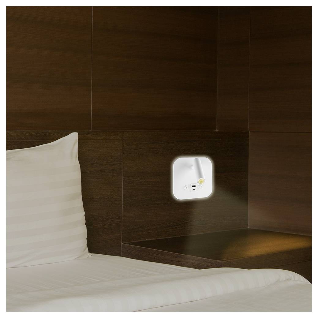 Egy modern, minimalista hotelszoba sarokban gondosan megvetett ágy áll fehér párnával és csíkos lepedővel, amely kiemeli a fa lambériás falat.