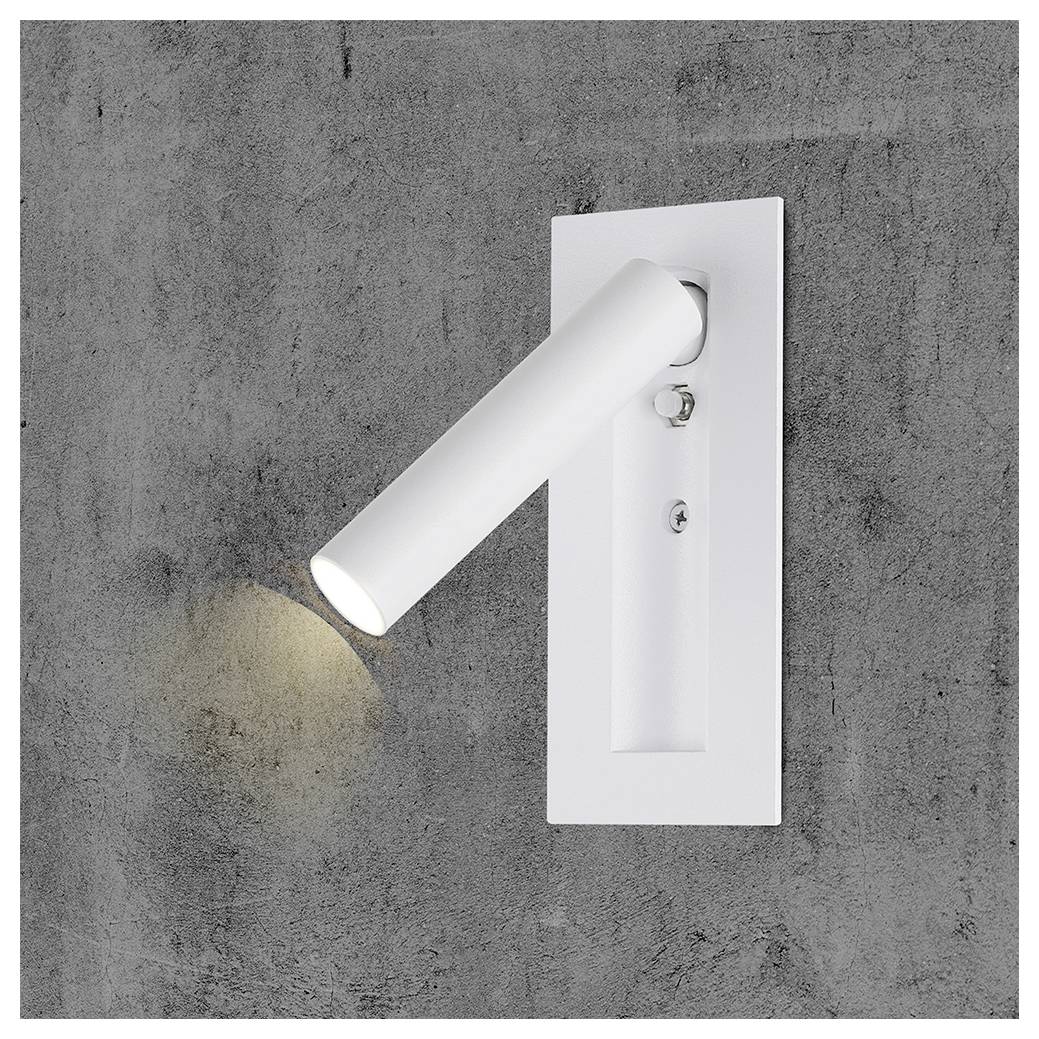 Egy fehér, falra szerelt olvasólámpa lefelé irányítva egy szürke betonfalon, meleg fényt árasztva a felületre.