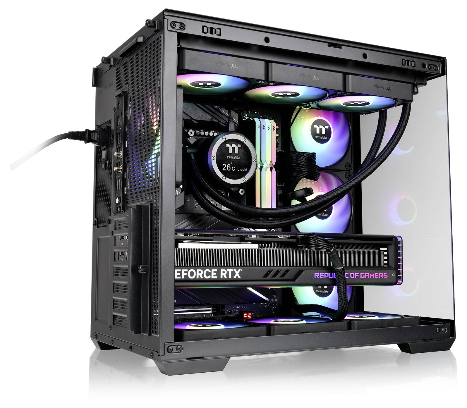 Egy nagy teljesítményű gaming PC RGB világítással, amelyen egy nagy méretű, 'GeForce RTX' feliratú grafikus kártya és vízhűtéses rendszer látható.