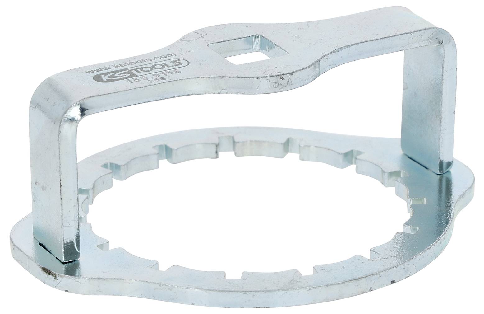 Egy fém kézi szerszám, amely téglalap alakú nyéllel és fogaskerékszerű szorító végekkel rendelkezik, amelyet alkatrészek meghúzására vagy lazítására terveztek.