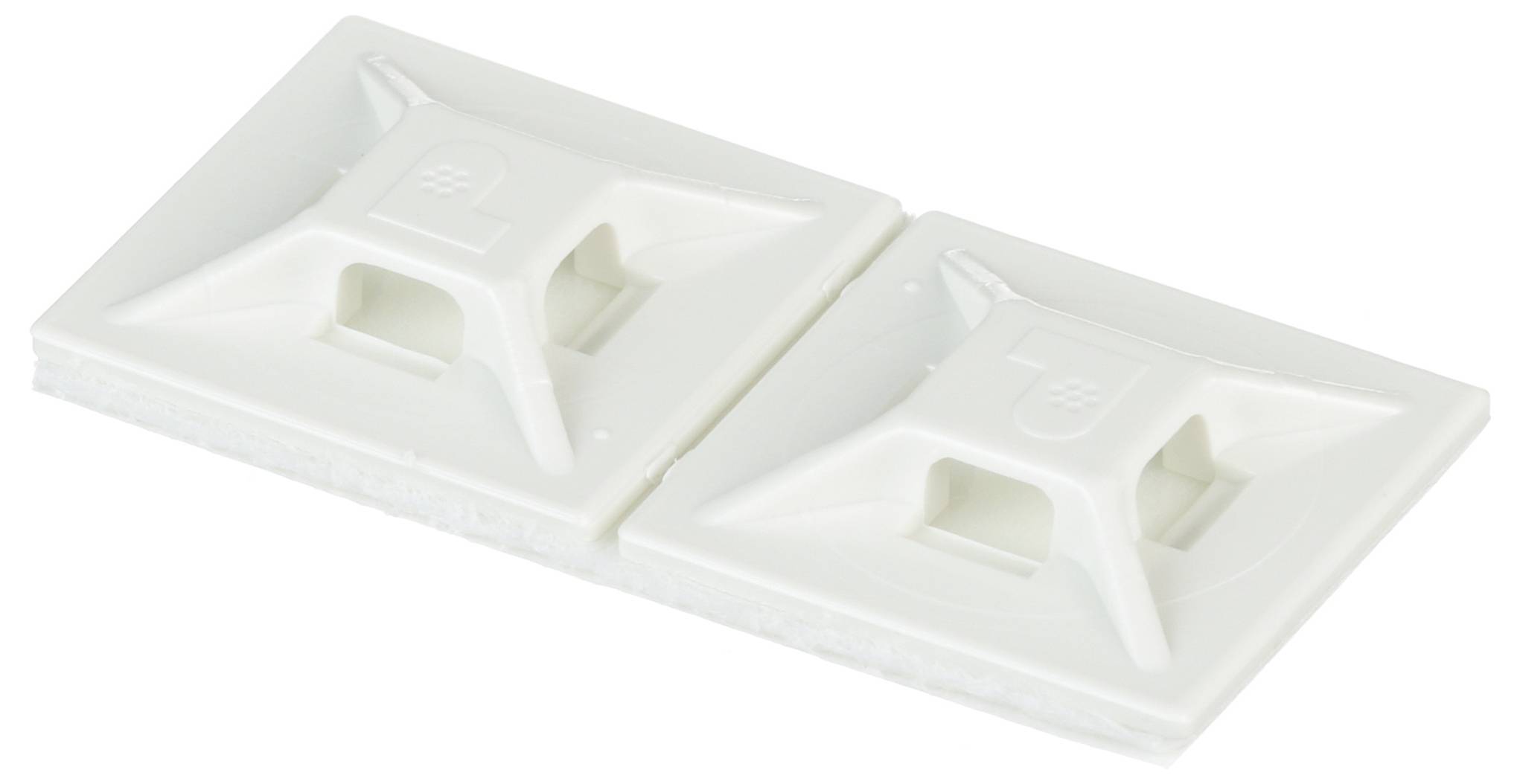 Két fehér öntapadós kábelrögzítő patent egy sima felületen, kábelek rendezéséhez és rögzítéséhez használva.