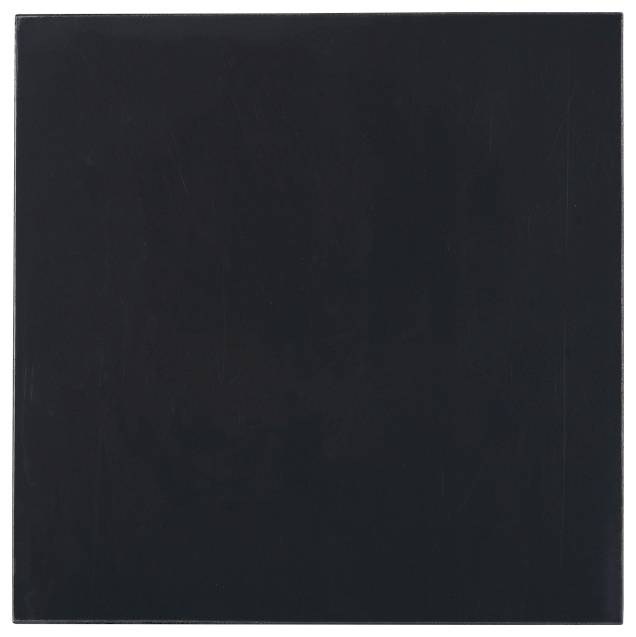 Egy tömör fekete téglalap alakú panel, semmilyen további részlet vagy jelölés nélkül.