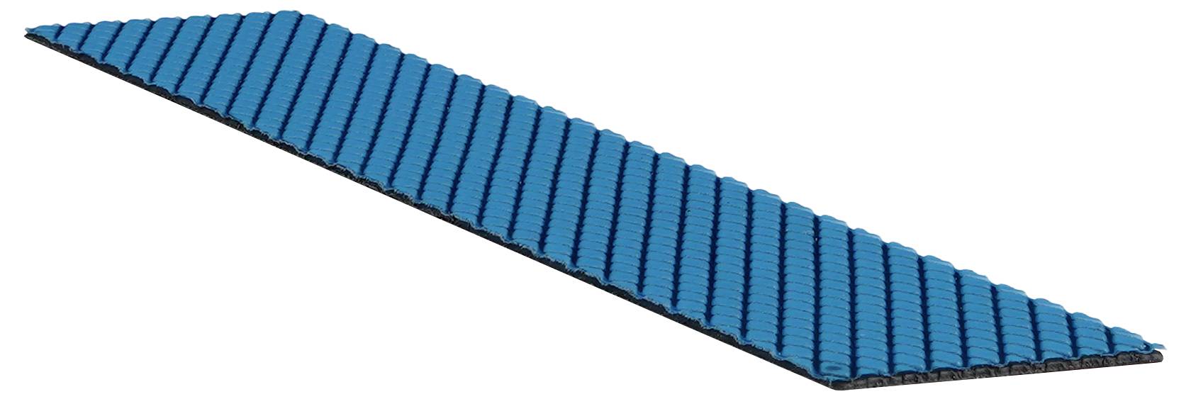 Egy háromszög alakú, kék és fekete textúrájú szállítószalag, amely ipari környezetben a termékek hatékony mozgatására lett tervezve.