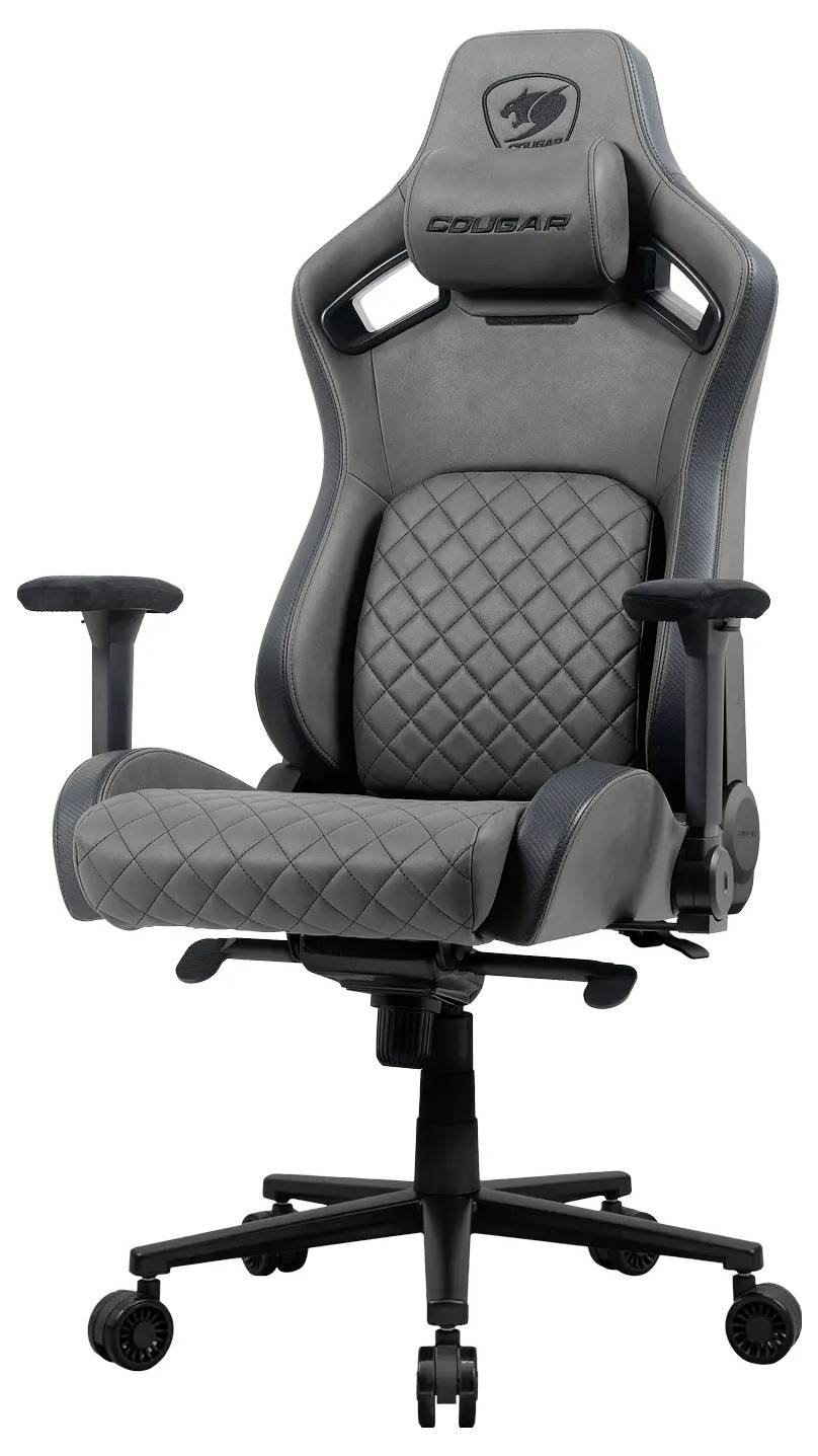 Egy fekete gamer szék magas háttámlával, rombusz mintás párnázással, állítható kartámlakkal és görgős talapzattal, kényelmes viseletre tervezve.