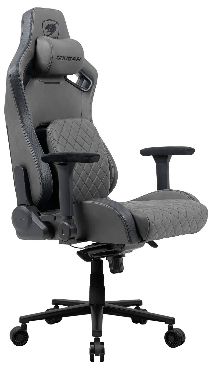 Egy fekete, ergonomikus gamer szék, állítható kartámasszal, rombusz mintás párnázattal és magas háttámlával, ötkerekű talpazaton.
