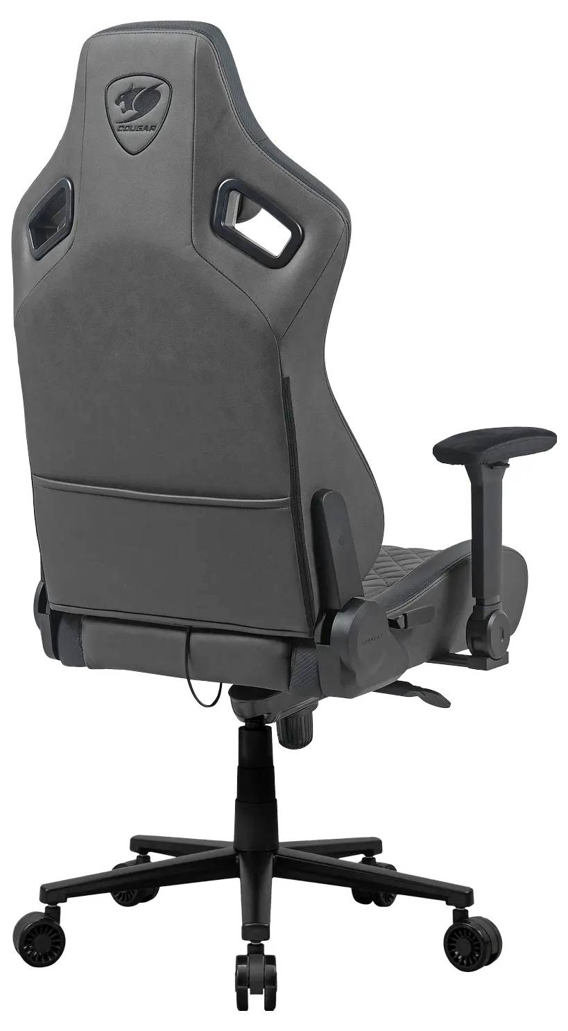 Egy fekete irodai szék, magas háttámlával, kartámlákkal és kerekekkel, hátulnézetből.