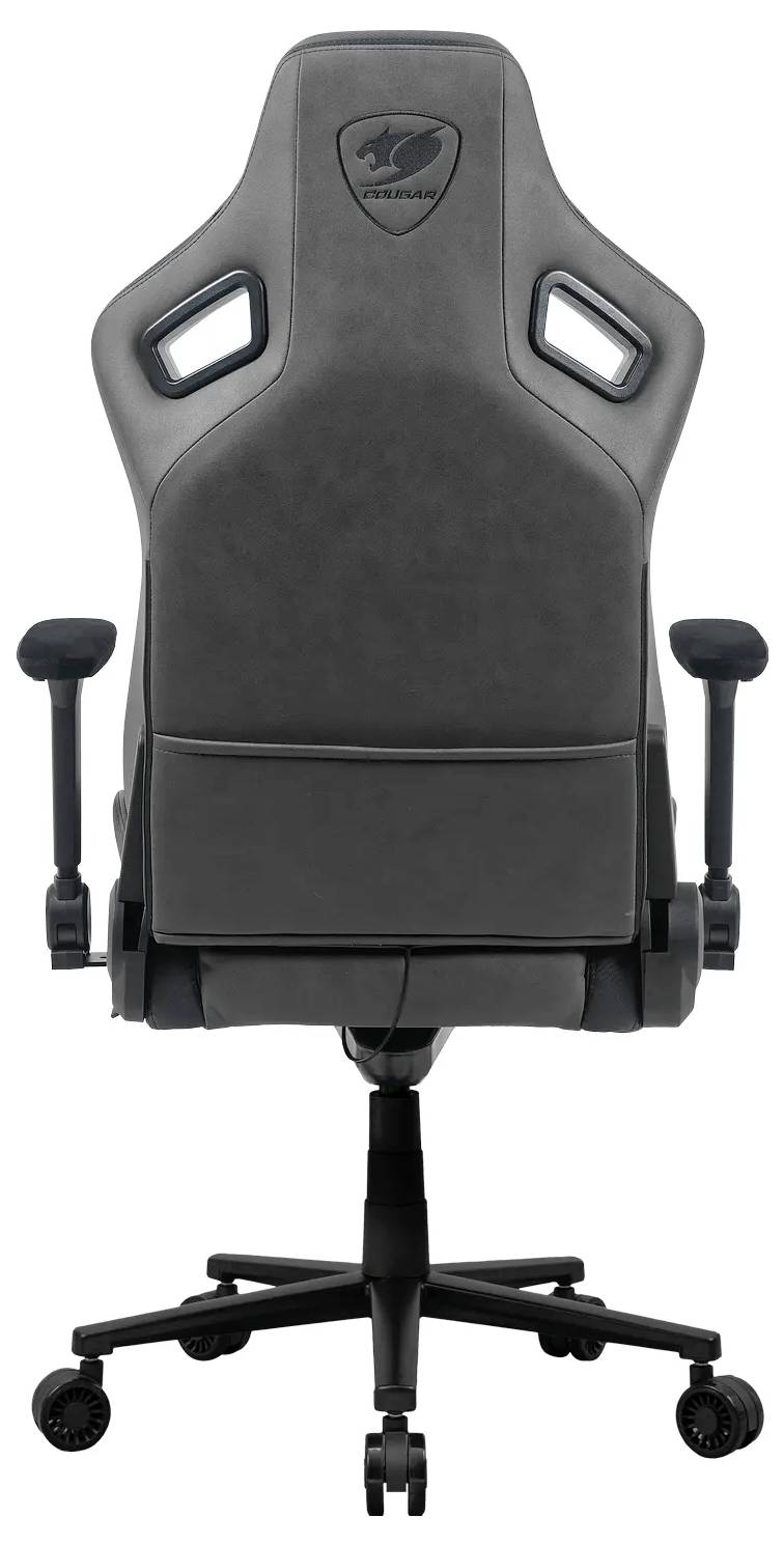 Egy fekete gamer szék kartámaszokkal és magas háttámlával, amelynek a hátán egy embléma látható.