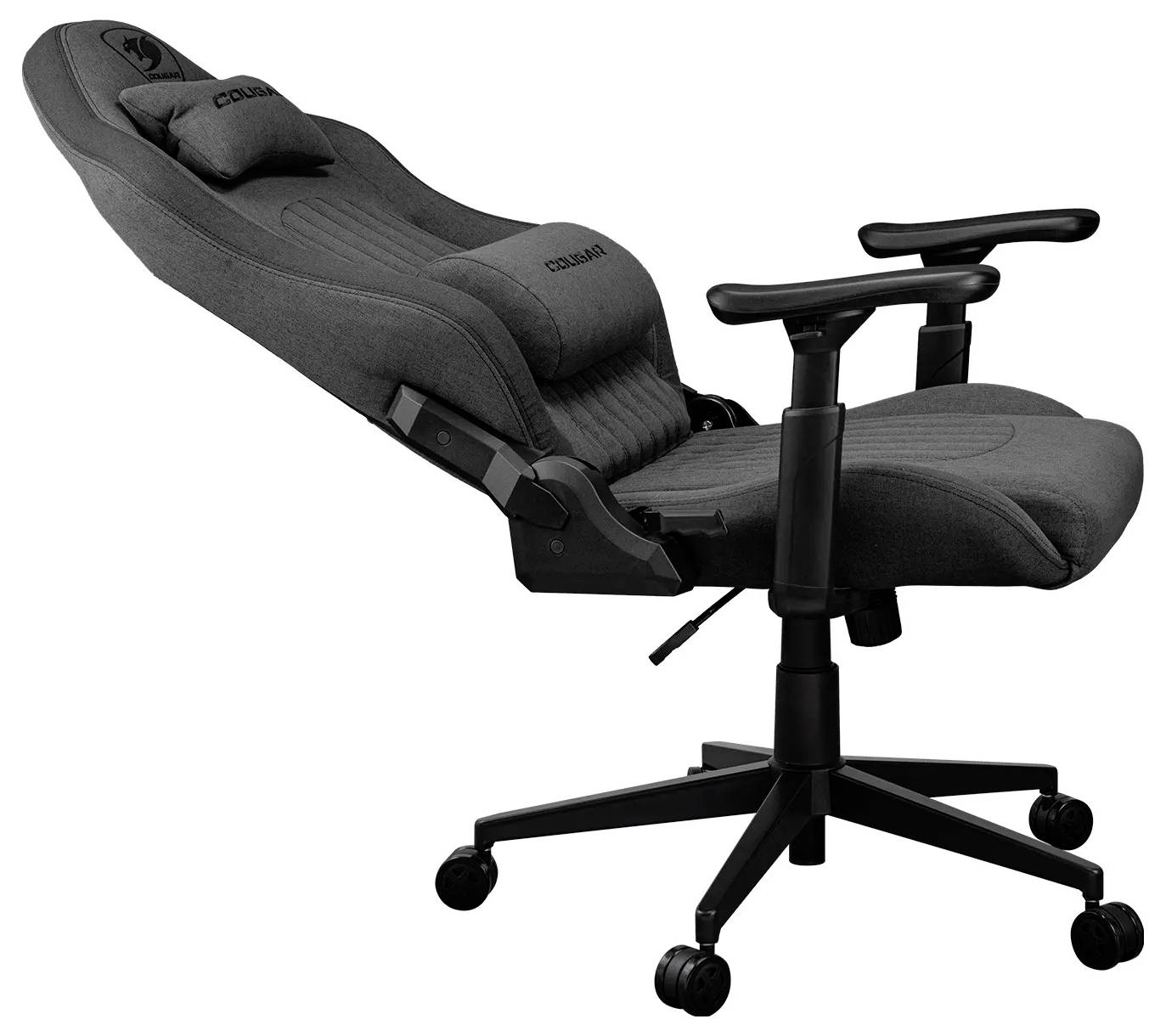 Egy fekete, hátradönthető irodai szék párnázott kartámaszokkal, deréktámaszt nyújtó párnával és állítható ülésmagassággal, ergonomikus támogatásra és kényelemre tervezve.