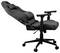 Egy fekete, hátradönthető irodai szék párnázott kartámaszokkal, deréktámaszt nyújtó párnával és állítható ülésmagassággal, ergonomikus támogatásra és kényelemre tervezve.