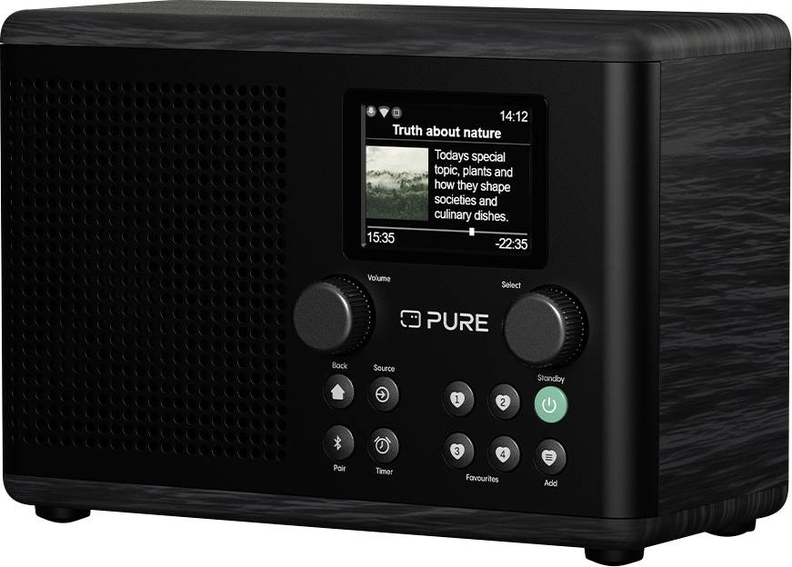 Egy kisméretű fekete digitális rádió, amelyen a 'Természet valósága' című műsor látható, amelynek témái a növények és azok hatása a társadalmakra és a konyhára.