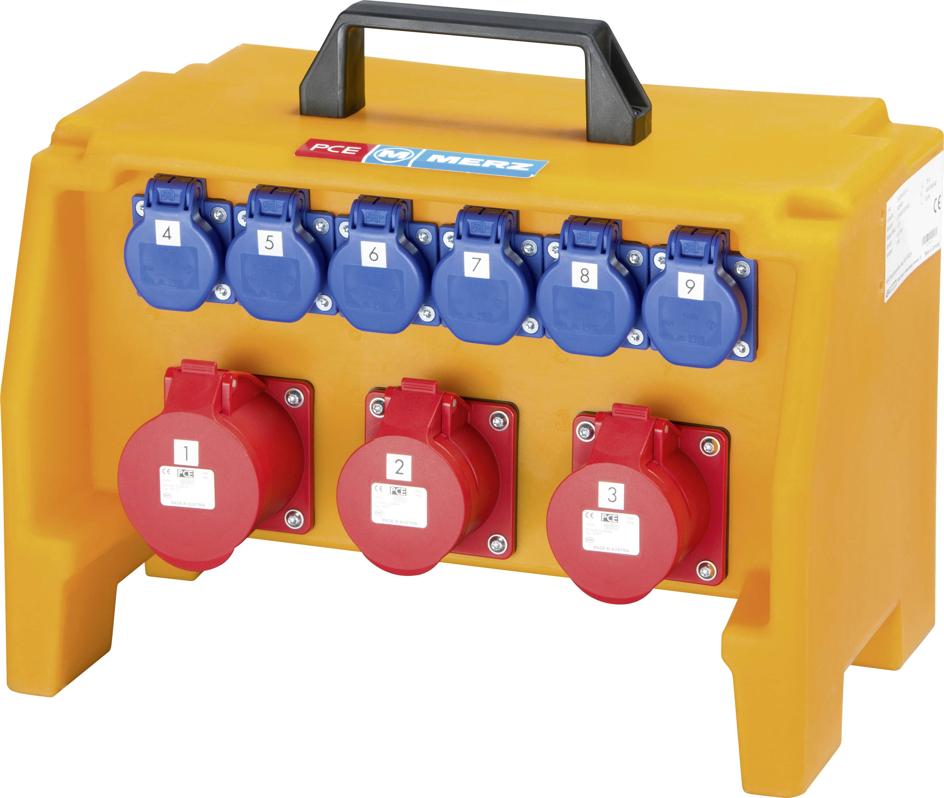 Egy hordozható sárga elektromos áramellátó doboz fogantyúval, három piros és hat kék csatlakozóaljzattal, azonosító számozással ellátva.