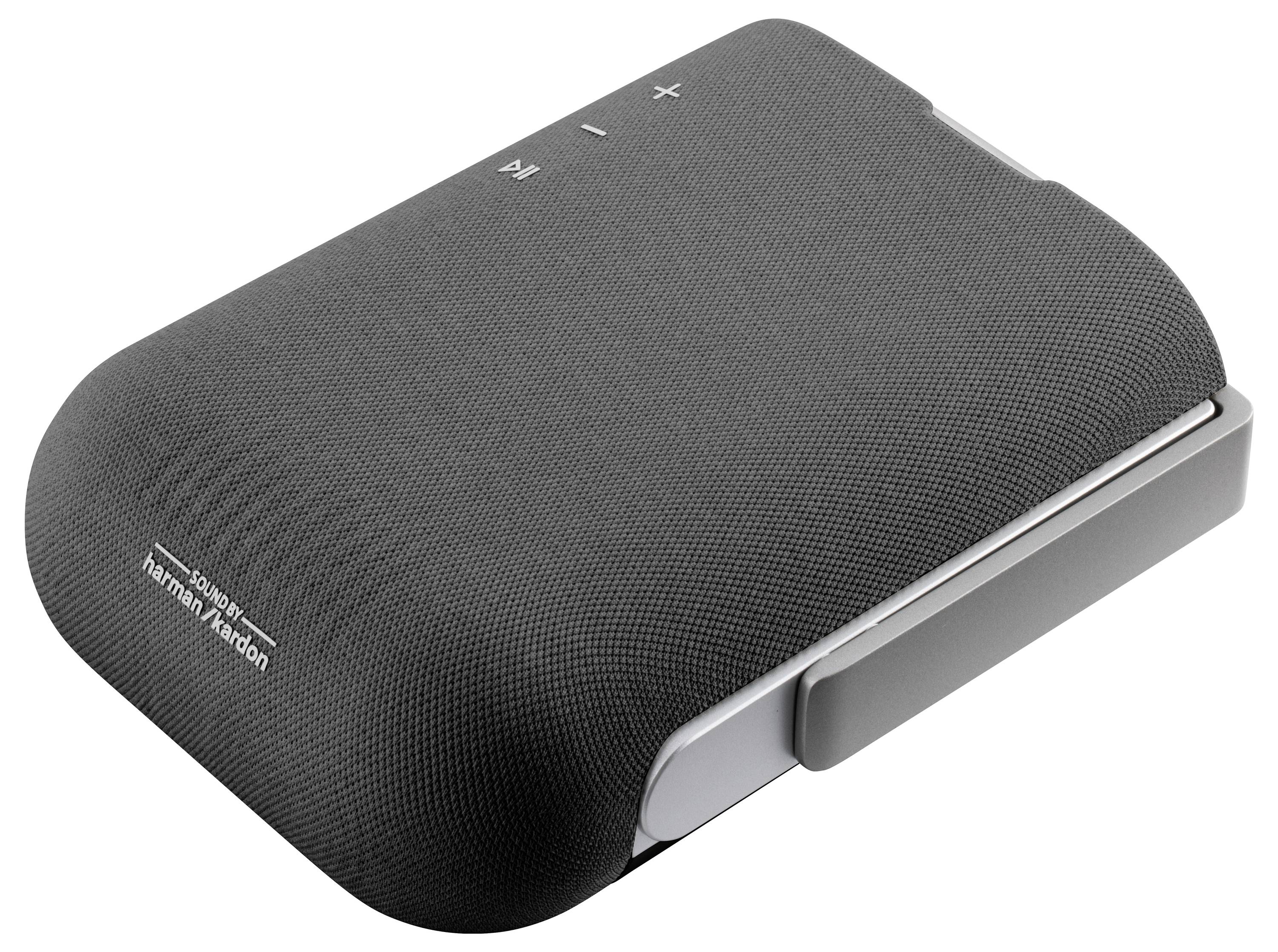 Egy fekete Harman Kardon Bluetooth hangszóró szövet borítással, amely a tetején hangerő- és lejátszás/szünet vezérlőgombokkal rendelkezik.