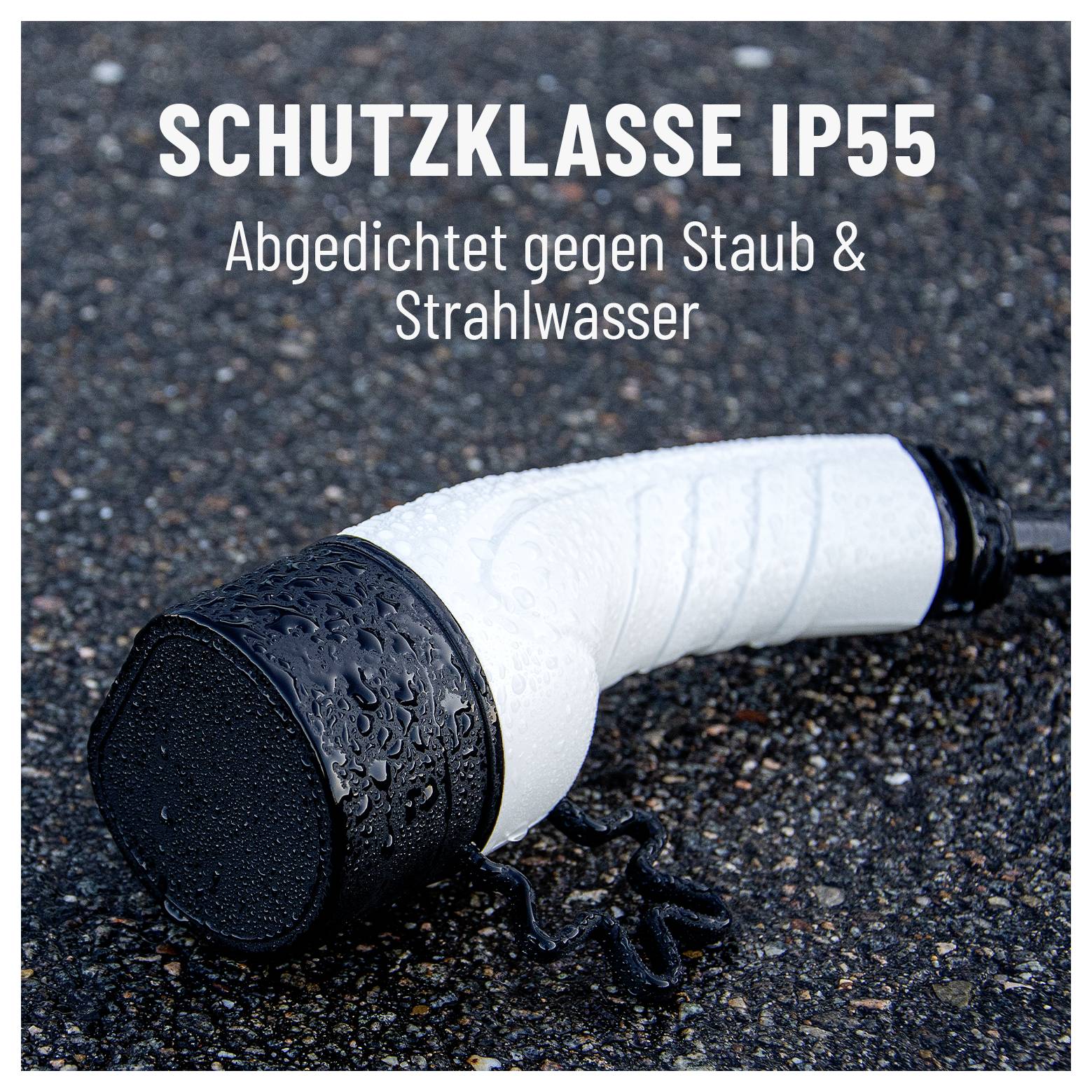 Egy közeli felvétel egy kábeldugaszról nedves útburkolaton. Szöveg felül: 'IP55 védelmi osztály Tömített por és sugárvíz ellen', amely hangsúlyozza a víz- és porállóságot.