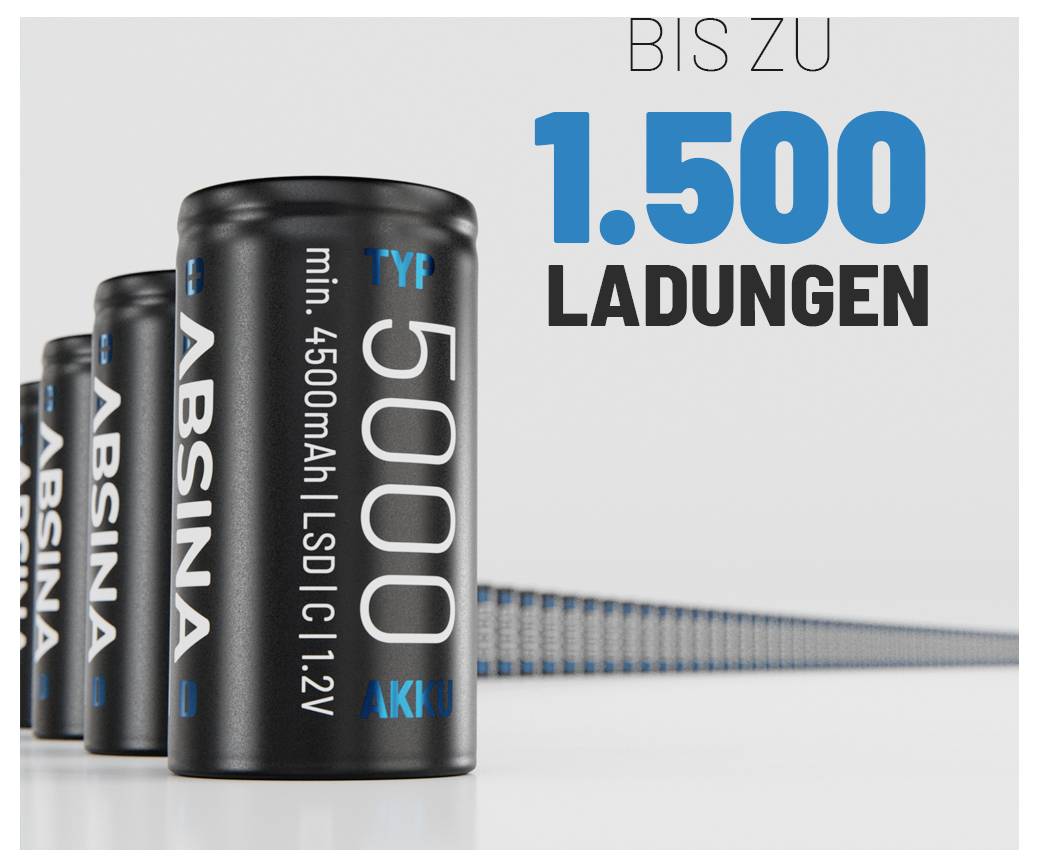 Egy fekete ABSINA akkumulátor közeli felvétele. A szöveg így szól: 'Típus 5000 min. 4500mAh LSDI C 1,2V'. A háttérben további akkumulátorok vannak elrendezve. Szöveg: 'Akár 1.500 töltés'.