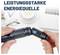 Egy személy AAA elemeket helyez egy zseblámpa, felette a német szöveggel 'LEISTUNGSSTARKE ENERGIEQUELLE'.