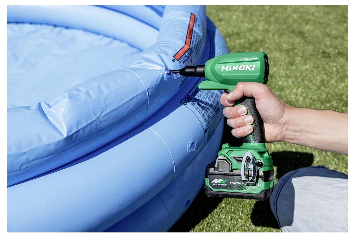 Egy személy egy zöld vezeték nélküli szivattyúval felfújja a kék felfújható medencét egy füves területen. A szivattyún a „HiKOKI" felirat látható.