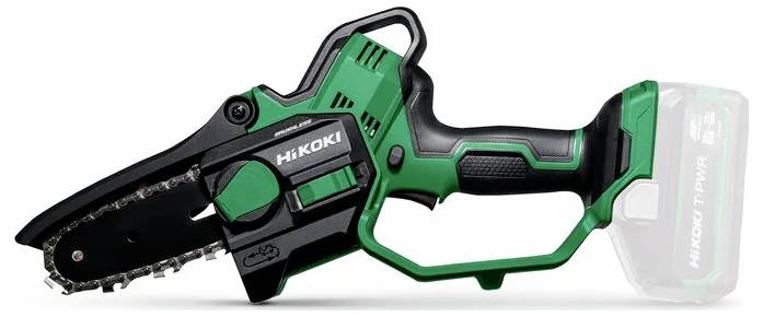 Egy zöld és fekete, kézben tartható mini láncfűrész HiKOKI márkajelzéssel, kompakt vágási feladatokhoz tervezve. Akkumulátoros kivitelű.