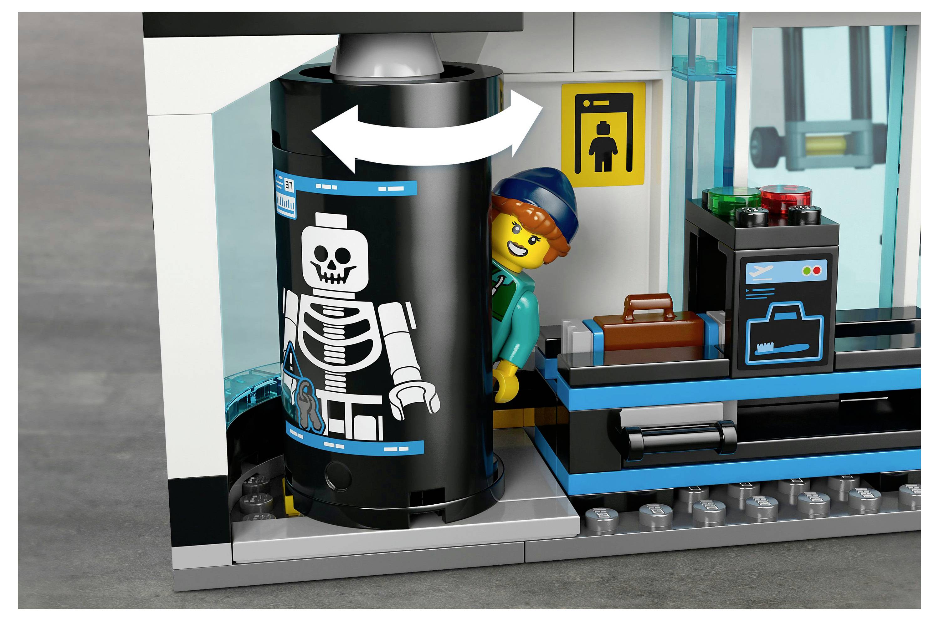 Egy LEGO figura, amely sisakot visel, röntgengép által kerül pásztázásra, amelyen csontvázszerű képek láthatók. A közelben egy bőrönd és egy digitális képernyő található.