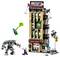 A Daily Bugle épületének részletes LEGO készlete Spider-Mannel és gonosztevőkkel tartalmaz figurákat akciópózokban, amelyek az épületen belül és körül helyezkednek el.