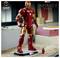 A The Infinity Saga sorozatból származó Lego Iron Man figura, 1297-es számú készlet, egy íróasztalon áll egy kisméretű verzió mellett.