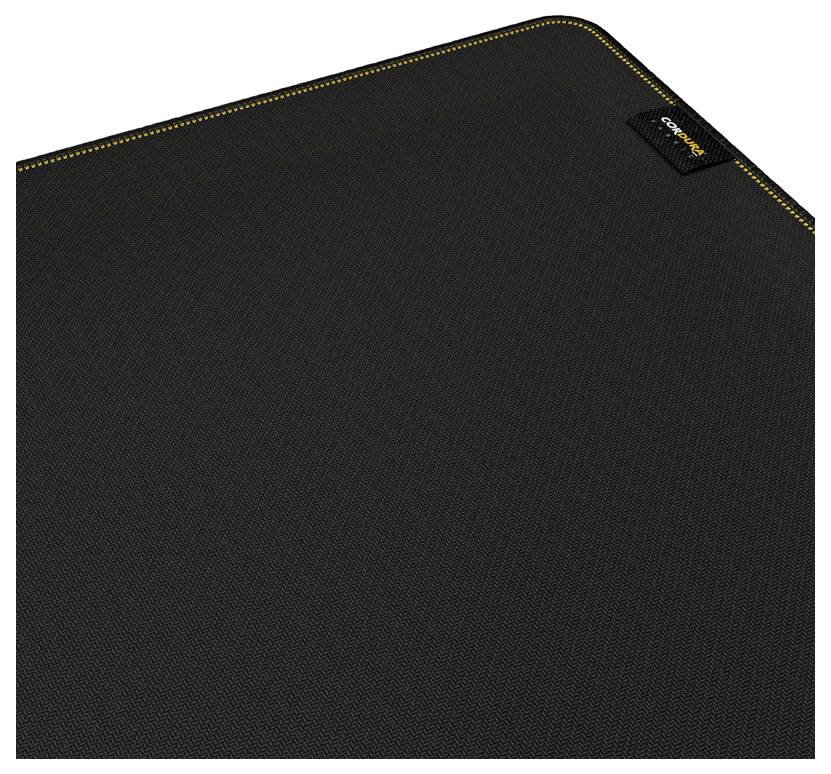 Egy fekete és sárga díszvarrású egérpad címkével, közelről bemutatva, kiemelve sima felületét és tartós széleit.
